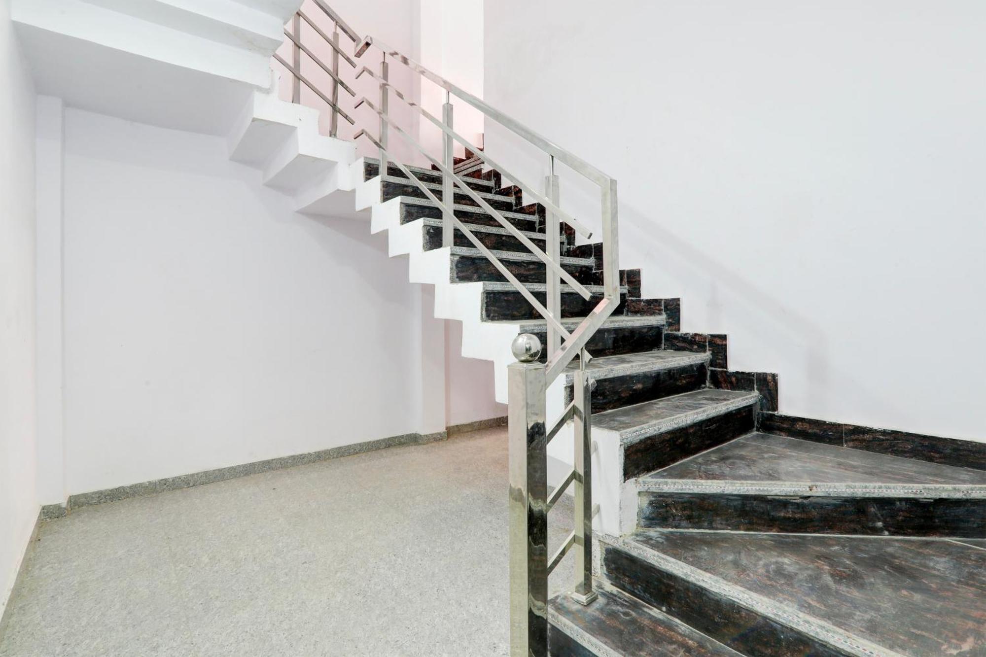 Hotel O White House Hasanganj Экстерьер фото